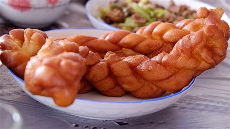  Datong Fried Dough Twist: Can Spicy Savory Delights and Tangy Sweetness Truly Coexist in Culinary Harmony?